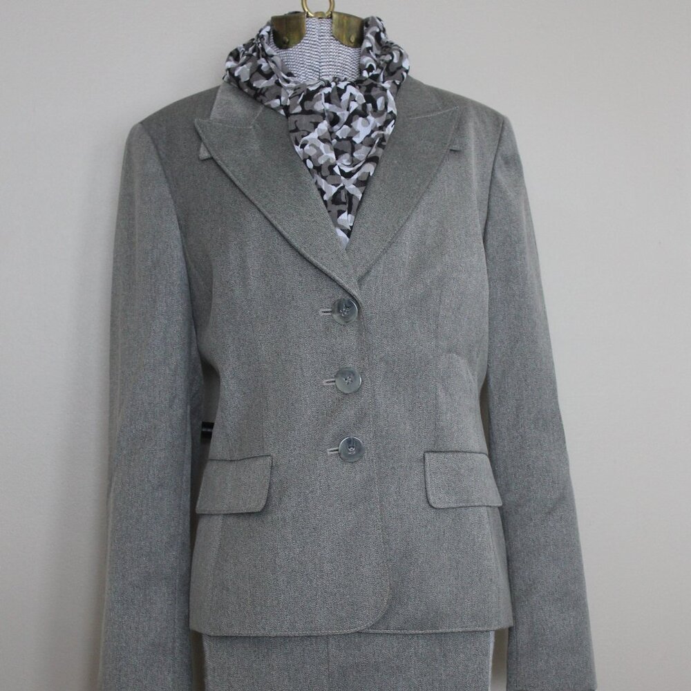 Kasper 2-piece pantsuit, size 10